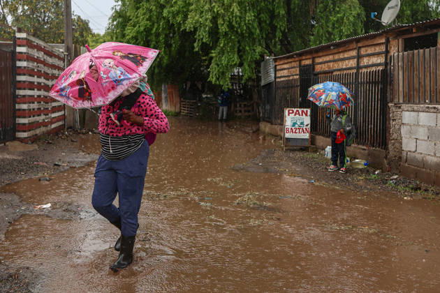 Heavy rainfall triggers red alert and emergency evacuations in Chile TALAGANTE, CHILE – OCTOBER 20: A migrant woman helps her son cross a flooded street in Talagante, on the outskirts of Santiago, Chile, on October 20, 2026. On Tuesday, Chile declared a red alert for the Metropolitan Region due to heavy rainfall, marking the wettest October in Santiago in more than a century. Lucas Aguayo Araos Anadolu Talagante Chile. Editorial use only. Please get in touch for any other usage.  Copyright: x2026xAnadoluxLucasxAguayoxAraosx