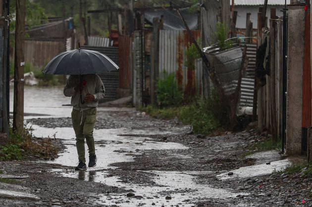 Heavy rainfall triggers red alert and emergency evacuations in Chile TALAGANTE, CHILE – OCTOBER 20: A person walks along a street with puddles in Talagante, on the outskirts of Santiago, Chile, on October 20, 2026. On Tuesday, Chile declared a red alert for the Metropolitan Region due to heavy rainfall, marking the rainiest October in Santiago in over a century. Lucas Aguayo Araos Anadolu Talagante Chile. Editorial use only. Please get in touch for any other usage.  Copyright: x2026xAnadoluxLucasxAguayoxAraosx