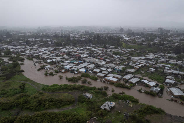 Heavy rainfall triggers red alert and emergency evacuations in Chile TALAGANTE, CHILE – OCTOBER 20: Aerial views of homes affected by the overflowing of the Mapocho River following rainfall in Talagante, on the outskirts of Santiago, Chile, on October 20, 2026. On Tuesday, Chile declared a red alert for the Metropolitan Region due to heavy rainfall, marking the wettest October in Santiago in over a century. Lucas Aguayo Araos Anadolu Talagante Chile. Editorial use only. Please get in touch for any other usage.  Copyright: x2026xAnadoluxLucasxAguayoxAraosx