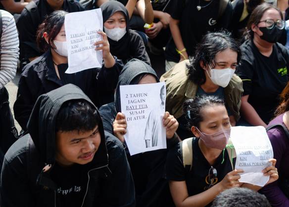October 20, 2026, Yogyakarta, Indonesia: YOGYAKARTA, INDONESIA, OCTOBER 20, 2026: University students and activists hold banners and flags during a demonstration outside the Regional People s Representative Council (DPRD) building in Yogyakarta. The rally marks two years of President Prabowo Subianto and Vice President Gibran Rakabuming Raka™s administration, with protesters calling for policy reforms and greater government accountability. Yogyakarta Indonesia - ZUMAq101 20261020_zna_q101_281 Copyright: xMessaxAdixSaputrax