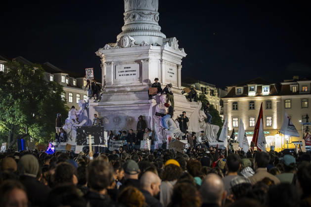 (261021) -- LISBON, Oct. 21, 2026 -- People attend a rally at Praca D. Pedro IV in Lisbon, Portugal, Oct. 20, 2026. Portuguese police arrested 55 protesters for civil disobedience, and two people were injured in the early hours of Tuesday, as security forces moved to dismantle camps of housing rights protesters in public squares in Lisbon and Porto. (Photo by Xinhua) PORTUGAL-LISBON-RALLY-PROTESTERS CarlosxCosta 