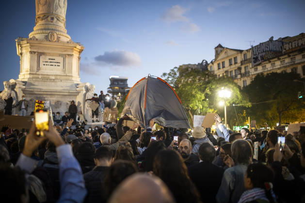 (261021) -- LISBON, Oct. 21, 2026 -- People attend a rally at Praca D. Pedro IV in Lisbon, Portugal, Oct. 20, 2026. Portuguese police arrested 55 protesters for civil disobedience, and two people were injured in the early hours of Tuesday, as security forces moved to dismantle camps of housing rights protesters in public squares in Lisbon and Porto. (Photo by Xinhua) PORTUGAL-LISBON-RALLY-PROTESTERS CarlosxCosta 