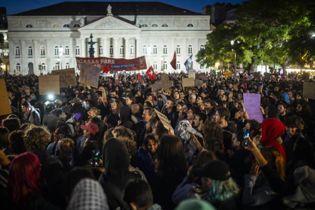 (261021) -- LISBON, Oct. 21, 2026 -- People attend a rally at Praca D. Pedro IV in Lisbon, Portugal, Oct. 20, 2026. Portuguese police arrested 55 protesters for civil disobedience, and two people were injured in the early hours of Tuesday, as security forces moved to dismantle camps of housing rights protesters in public squares in Lisbon and Porto. (Photo by Xinhua) PORTUGAL-LISBON-RALLY-PROTESTERS CarlosxCosta 