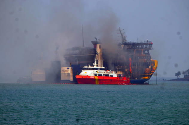 Efforts are underway to extinguish a fire that broke out on a passenger ferry in Indonesia s Cilegon PELABUHAN MERAK, CILEGON, INDONESIA - OCTOBER 21: Fireboats take turns spraying water onto the passenger ferry KMP Batumandi to cool down the vessel after it caught fire while preparing to dock off Merak Port in Cilegon, Banten, Indonesia on Wednesday, October 21, 2026. The vessel caught fire on Tuesday, October 20, and rescue operations remain underway as the ship continues to emit smoke. Water is continuously sprayed to cool the vehicle deck containing numerous cars, motorcycles, buses, and trucks, while authorities confirm no fatalities have been reported. Dasril Roszandi Anadolu Pelabuhan Merak Indonesia. Editorial use only. Please get Copyright: x2026xAnadoluxDasrilxRoszandix