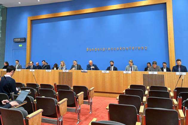 Berlin, Germany, October 21, 2026 Federal Press Conference Government Press Conference L R, including Kira Nübel (BMG), Tim Niklas Wentzel (BMWE), David Rüll (BMF), Mitko Müller (BMVg), Kathrin Deschauer (AA), Stefan Kornelius (BPA), Mathis Feldhoff (BPK), Leonard Kaminski (BMI), Philipp Engelke (BMJV), Simone Prühl (BMAS), Stephan Gabriel Haufe (BMUKN) Copyright: xdtsxNachrichtenagenturx dts_140161
