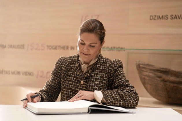 Latvia Sweden Crown Princess Victoria Sweden s Crown Princess Victoria signs the guest book during her visit to Riga, Latvia, October 21, 2026. Riga Latvia Copyright: xRomanxKoksarovx lat-swe20261021rk32.JPG
