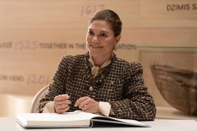 Latvia Sweden Crown Princess Victoria Sweden s Crown Princess Victoria signs the guest book during her visit to Riga, Latvia, October 21, 2026. Riga Latvia Copyright: xRomanxKoksarovx lat-swe20261021rk33.JPG