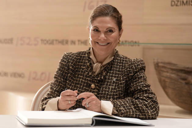 Latvia Sweden Crown Princess Victoria Sweden s Crown Princess Victoria signs the guest book during her visit to Riga, Latvia, October 21, 2026. Riga Latvia Copyright: xRomanxKoksarovx lat-swe20261021rk34.JPG
