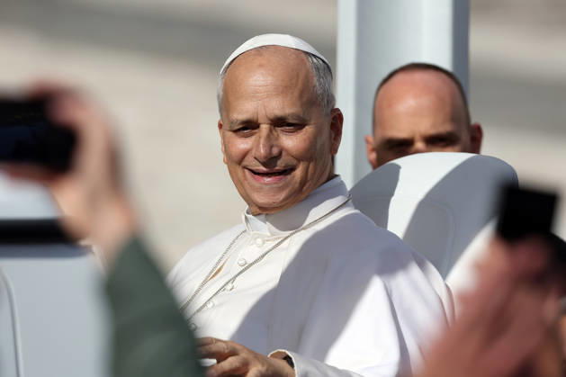 IPA89982079 - Vatican City - Italy, October 21, 2026: At the end of Mass, the pontiff leaves the square in the popemobile and greets the faithful. Pope Leo XIV presides over the Wednesday General Audience in St. Peter™s Square following his recovery from lung surgery. This morning, thousands of faithful and pilgrims from around the world gathered in St. Peter™s Square to attend the Wednesday General Audience with Pope Leo XIV. It was a moment of prayer, listening, and communion that filled the square with hope, reflection, and joy. Copyright: xmarcoxiacobuccix xmarcoxiacobuccix IPA89982079