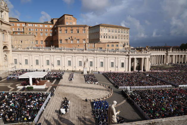 IPA89979539 - Vatican City - Italy, October 21, 2026: Pope Leo XIV presides over the Wednesday General Audience in St. Peter™s Square following his recovery from lung surgery. This morning, thousands of faithful and pilgrims from around the world gathered in St. Peter™s Square to attend the Wednesday General Audience with Pope Leo XIV. It was a moment of prayer, listening, and fellowship that filled the square with hope, reflection, and joy.  Copyright: xmarcoxiacobuccix xmarcoxiacobuccix IPA89979539