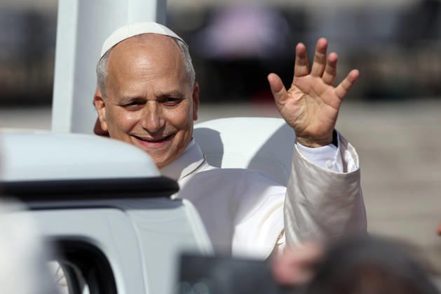 IPA89982071 - Vatican City - Italy, October 21, 2026: At the end of Mass, the pontiff leaves the square in the popemobile and greets the faithful. Pope Leo XIV presides over the Wednesday General Audience in St. Peter™s Square following his recovery from lung surgery. This morning, thousands of faithful and pilgrims from around the world gathered in St. Peter™s Square to attend the Wednesday General Audience with Pope Leo XIV. It was a moment of prayer, listening, and communion that filled the square with hope, reflection, and joy.  Copyright: xmarcoxiacobuccix xmarcoxiacobuccix IPA89982071