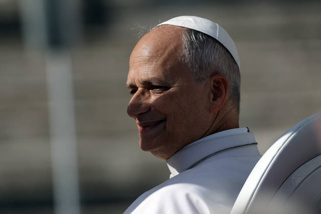 IPA89982101 - Vatican City - Italy, October 21, 2026: At the end of Mass, the pontiff leaves the square in the popemobile and greets the faithful. Pope Leo XIV presides over the Wednesday General Audience in St. Peter™s Square following his recovery from lung surgery. This morning, thousands of faithful and pilgrims from around the world gathered in St. Peter™s Square to attend the Wednesday General Audience with Pope Leo XIV. It was a moment of prayer, listening, and communion that filled the square with hope, reflection, and joy. Copyright: xmarcoxiacobuccix xmarcoxiacobuccix IPA89982101