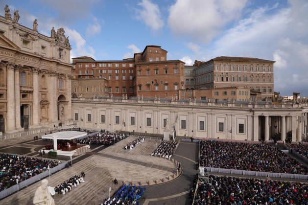 IPA89979522 - Vatican City - Italy, October 21, 2026: Pope Leo XIV presides over the Wednesday General Audience in St. Peter™s Square following his recovery from lung surgery. This morning, thousands of faithful and pilgrims from around the world gathered in St. Peter™s Square to attend the Wednesday General Audience with Pope Leo XIV. It was a moment of prayer, listening, and fellowship that filled the square with hope, reflection, and joy.  Copyright: xmarcoxiacobuccix xmarcoxiacobuccix IPA89979522