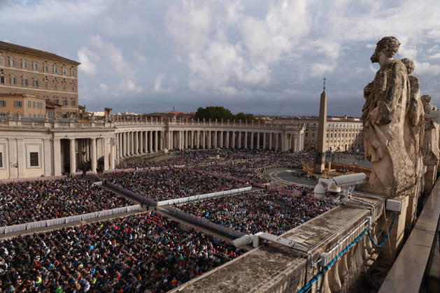 IPA89979529 - Vatican City - Italy, October 21, 2026: Pope Leo XIV presides over the Wednesday General Audience in St. Peter™s Square following his recovery from lung surgery. This morning, thousands of faithful and pilgrims from around the world gathered in St. Peter™s Square to attend the Wednesday General Audience with Pope Leo XIV. It was a moment of prayer, listening, and fellowship that filled the square with hope, reflection, and joy.  Copyright: xmarcoxiacobuccix xmarcoxiacobuccix IPA89979529