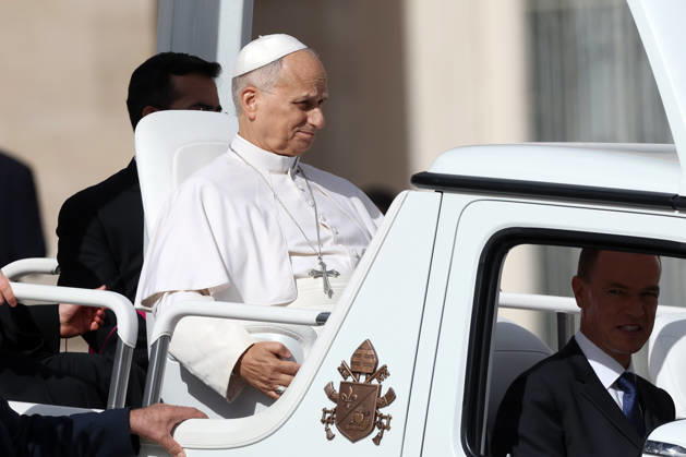 IPA89982051 - Vatican City - Italy, October 21, 2026: At the end of Mass, the pontiff leaves the square in the popemobile and greets the faithful. Pope Leo XIV presides over the Wednesday General Audience in St. Peter™s Square following his recovery from lung surgery. This morning, thousands of faithful and pilgrims from around the world gathered in St. Peter™s Square to attend the Wednesday General Audience with Pope Leo XIV. It was a moment of prayer, listening, and communion that filled the square with hope, reflection, and joy. Copyright: xmarcoxiacobuccix xmarcoxiacobuccix IPA89982051