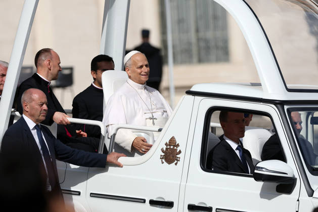 IPA89982063 - Vatican City - Italy, October 21, 2026: At the end of Mass, the pontiff leaves the square in the popemobile and greets the faithful. Pope Leo XIV presides over the Wednesday General Audience in St. Peter™s Square following his recovery from lung surgery. This morning, thousands of faithful and pilgrims from around the world gathered in St. Peter™s Square to attend the Wednesday General Audience with Pope Leo XIV. It was a moment of prayer, listening, and communion that filled the square with hope, reflection, and joy.  Copyright: xmarcoxiacobuccix xmarcoxiacobuccix IPA89982063