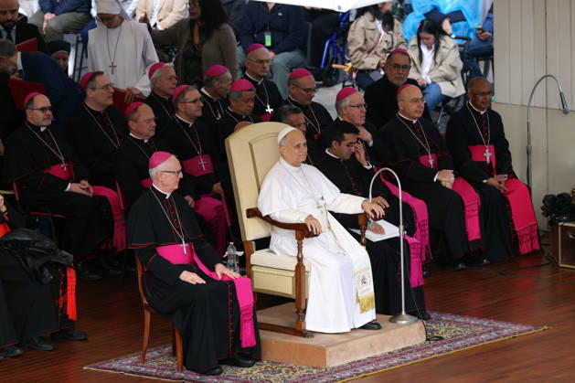 IPA89979578 - Vatican City - Italy, October 21, 2026: Pope Leo XIV presides over the Wednesday General Audience in St. Peter™s Square following his recovery from lung surgery. This morning, thousands of faithful and pilgrims from around the world gathered in St. Peter™s Square to attend the Wednesday General Audience with Pope Leo XIV. It was a moment of prayer, listening, and fellowship that filled the square with hope, reflection, and joy.  Copyright: xmarcoxiacobuccix xmarcoxiacobuccix IPA89979578