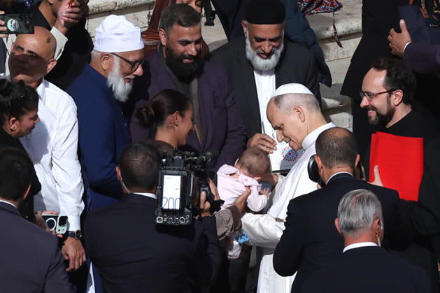 IPA89981726 - Vatican City - Italy, October 21, 2026: The Pope poses for a photo with a Muslim family who presents him with a copy of the Quran (The Majestic Kuran) Pope Leo XIV presides over the Wednesday General Audience in St. Peter™s Square following his recovery from lung surgery. This morning, thousands of faithful and pilgrims from around the world gathered in St. Peter™s Square to attend the Wednesday General Audience with Pope Leo XIV. It was a moment of prayer, listening, and fellowship that filled the square with hope, reflection, and joy.  Copyright: xmarcoxiacobuccix xmarcoxiacobuccix IPA89981726