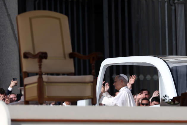 IPA89982037 - Vatican City - Italy, October 21, 2026: At the end of Mass, the pontiff leaves the square in the popemobile and greets the faithful. Pope Leo XIV presides over the Wednesday General Audience in St. Peter™s Square following his recovery from lung surgery. This morning, thousands of faithful and pilgrims from around the world gathered in St. Peter™s Square to attend the Wednesday General Audience with Pope Leo XIV. It was a moment of prayer, listening, and communion that filled the square with hope, reflection, and joy. Copyright: xmarcoxiacobuccix xmarcoxiacobuccix IPA89982037