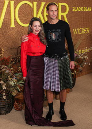 Los Angeles Premiere Of Black Bear s Wicker LOS ANGELES, CALIFORNIA, USA - OCTOBER 20: Olivia Colman and Alexander Skarsgard wearing Chopova Lowena, styled by Harry Lambert arrive at the Los Angeles Premiere Of Black Bear s Wicker held at the DGA Theater Complex at The Directors Guild of America on October 20, 2026 in Los Angeles, California, United States. Los Angeles DGA Theater Complex at The Directors Guild of America California United States Copyright: xKayxQiao ImagexPressxAgencyx
