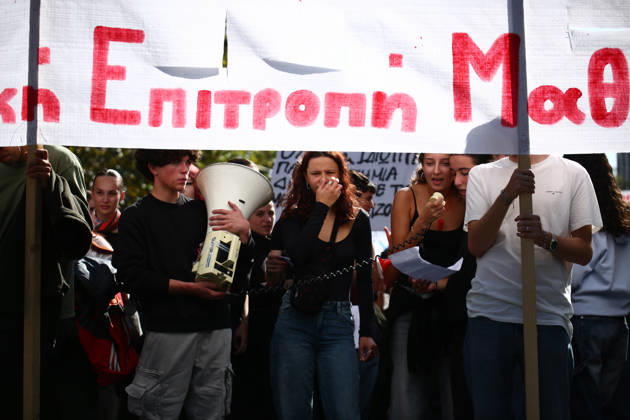 October 21, 2026, Athens, Attica, GREECE: Students, school pupils, teachers and university professors take part in a large education protest. Thousands of demonstrators march through the city center, carrying banners and chanting slogans during the mass mobilization. Athens GREECE - ZUMAx103 20261021_zip_x103_009 Copyright: xHarrisxXanthopoulosx
