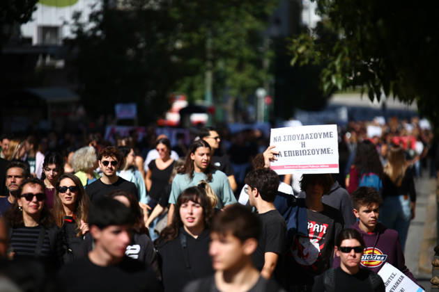 October 21, 2026, Athens, Attica, GREECE: Students, school pupils, teachers and university professors take part in a large education protest. Thousands of demonstrators march through the city center, carrying banners and chanting slogans during the mass mobilization. Athens GREECE - ZUMAx103 20261021_zip_x103_015 Copyright: xHarrisxXanthopoulosx