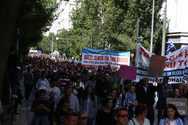 October 21, 2026, Athens, Attica, GREECE: Students, school pupils, teachers and university professors take part in a large education protest. Thousands of demonstrators march through the city center, carrying banners and chanting slogans during the mass mobilization. Athens GREECE - ZUMAx103 20261021_zip_x103_016 Copyright: xHarrisxXanthopoulosx