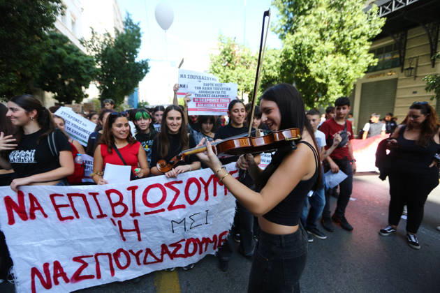 October 21, 2026, Athens, Attica, GREECE: Students, school pupils, teachers and university professors take part in a large education protest. Thousands of demonstrators march through the city center, carrying banners and chanting slogans during the mass mobilization. Athens GREECE - ZUMAx103 20261021_zip_x103_020 Copyright: xHarrisxXanthopoulosx