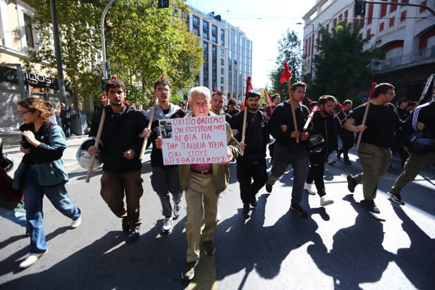 October 21, 2026, Athens, Attica, GREECE: Students, school pupils, teachers and university professors take part in a large education protest. Thousands of demonstrators march through the city center, carrying banners and chanting slogans during the mass mobilization. Athens GREECE - ZUMAx103 20261021_zip_x103_034 Copyright: xHarrisxXanthopoulosx