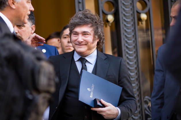 Javier Milei, President of Argentina visits Madrid - 21 Oct 2026 Javier Milei (C) President of Argentina, is seen leaving an informative breakfast briefing at the New Economy Forum in Madrid, where he is a featured guest. Madrid Spain Copyright: xLuisxSotox xSOPAxImagesx LSOTOJMMF05