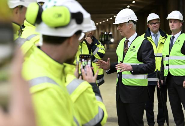 The King Crosses The Oosterweel Tunnel ANTWERPEN, BELGIUM - OCTOBER 21 : King Philippe crosses the Oosterweel tunnel during his visit of the construction site of the Oosterweel Link in Antwerp. This major infrastructure project, led by the project owner Lantis, will complete the Antwerp Ring Road (R1) through a complex system of new tunnels. The link aims to structurally resolve the traffic congestion around Antwerp by diverting heavy port and through traffic via an additional Scheldt tunnel. Antwerpen, Belgium, 21 10 2026 Antwerpen Belgium  Copyright: xBertxVanxDenxBrouckex