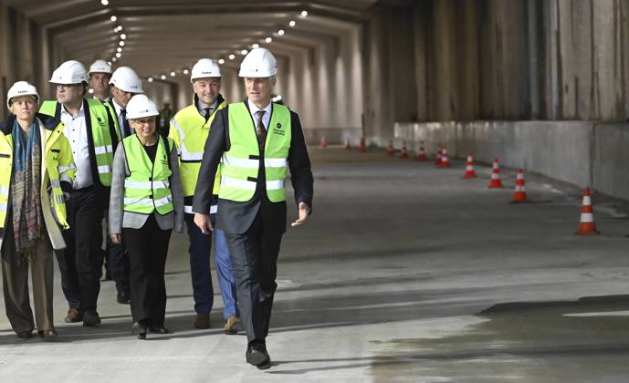 The King Crosses The Oosterweel Tunnel ANTWERPEN, BELGIUM - OCTOBER 21 : King Philippe crosses the Oosterweel tunnel during his visit of the construction site of the Oosterweel Link in Antwerp. This major infrastructure project, led by the project owner Lantis, will complete the Antwerp Ring Road (R1) through a complex system of new tunnels. The link aims to structurally resolve the traffic congestion around Antwerp by diverting heavy port and through traffic via an additional Scheldt tunnel. Antwerpen, Belgium, 21 10 2026 Antwerpen Belgium  Copyright: xBertxVanxDenxBrouckex