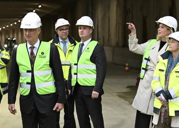 The King Crosses The Oosterweel Tunnel ANTWERPEN, BELGIUM - OCTOBER 21 : King Philippe crosses the Oosterweel tunnel during his visit of the construction site of the Oosterweel Link in Antwerp. This major infrastructure project, led by the project owner Lantis, will complete the Antwerp Ring Road (R1) through a complex system of new tunnels. The link aims to structurally resolve the traffic congestion around Antwerp by diverting heavy port and through traffic via an additional Scheldt tunnel. Antwerpen, Belgium, 21 10 2026 Antwerpen Belgium  Copyright: xBertxVanxDenxBrouckex