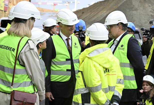 The King Crosses The Oosterweel Tunnel ANTWERPEN, BELGIUM - OCTOBER 21 : King Philippe crosses the Oosterweel tunnel during his visit of the construction site of the Oosterweel Link in Antwerp. This major infrastructure project, led by the project owner Lantis, will complete the Antwerp Ring Road (R1) through a complex system of new tunnels. The link aims to structurally resolve the traffic congestion around Antwerp by diverting heavy port and through traffic via an additional Scheldt tunnel. Antwerpen, Belgium, 21 10 2026 Antwerpen Belgium  Copyright: xBertxVanxDenxBrouckex