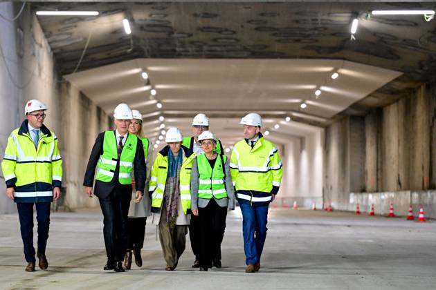 King Philippe - Filip of Belgium; acting Antwerp mayor Els Van Doesburg; Flemish Minister Annick De Ridder; Antwerp province governor Cathy Berx and Antwerp alderman Koen Kennis pictured during a royal visit to the Oosterweel construction site on Wednesday 21 October 2026 in Antwerp. The Oosterweelverbinding is a major infrastructure and urban renewal project designed to close the northern section of the Antwerp Ring Road (R1).  DIRKxWAEM 190514713
