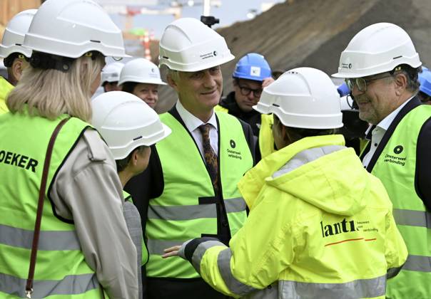 The King Crosses The Oosterweel Tunnel ANTWERPEN, BELGIUM - OCTOBER 21 : King Philippe crosses the Oosterweel tunnel during his visit of the construction site of the Oosterweel Link in Antwerp. This major infrastructure project, led by the project owner Lantis, will complete the Antwerp Ring Road (R1) through a complex system of new tunnels. The link aims to structurally resolve the traffic congestion around Antwerp by diverting heavy port and through traffic via an additional Scheldt tunnel. Antwerpen, Belgium, 21 10 2026 Antwerpen Belgium  Copyright: xBertxVanxDenxBrouckex