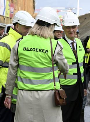 The King Crosses The Oosterweel Tunnel ANTWERPEN, BELGIUM - OCTOBER 21 : King Philippe crosses the Oosterweel tunnel during his visit of the construction site of the Oosterweel Link in Antwerp. This major infrastructure project, led by the project owner Lantis, will complete the Antwerp Ring Road (R1) through a complex system of new tunnels. The link aims to structurally resolve the traffic congestion around Antwerp by diverting heavy port and through traffic via an additional Scheldt tunnel. Antwerpen, Belgium, 21 10 2026 Antwerpen Belgium  Copyright: xBertxVanxDenxBrouckex