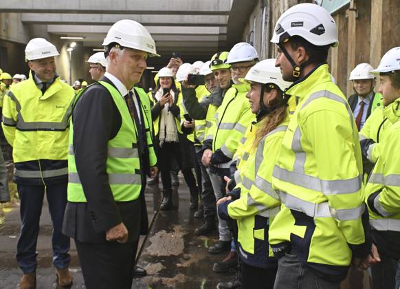 The King Crosses The Oosterweel Tunnel ANTWERPEN, BELGIUM - OCTOBER 21 : King Philippe crosses the Oosterweel tunnel during his visit of the construction site of the Oosterweel Link in Antwerp. This major infrastructure project, led by the project owner Lantis, will complete the Antwerp Ring Road (R1) through a complex system of new tunnels. The link aims to structurally resolve the traffic congestion around Antwerp by diverting heavy port and through traffic via an additional Scheldt tunnel. Antwerpen, Belgium, 21 10 2026 Antwerpen Belgium  Copyright: xBertxVanxDenxBrouckex
