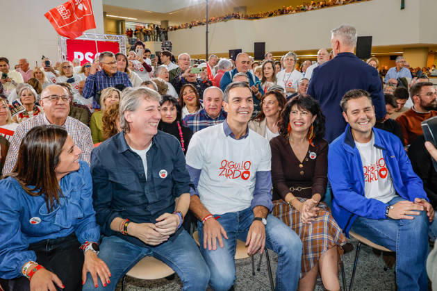 Sánchez Participates in a Pre-Campaign Event in Burgos: The secretary general of the Castile and León Socialist Party, Carlos Martínez (2i), Prime Minister Pedro Sánchez (c), and Minister of Equality Ana Redondo (2d) during a pre-campaign event, at Fórum Evolución, on October 21, 2026, in Burgos, Castile and León, Spain. This is Sánchez’s third visit to Castile and León since the elections were called, as the Socialist leader visited Ponferrada, León, last Sunday, October 11, for an event at La Térmica Cultural, and this Monday, the 19th, in Valladolid, he led an event at the Cúpula del Milenio on October 21, 2026, in Tomá, Burgos, Castile and León, Burgos, Castile and León, Spain Copyright: xTomasxAlonsox 7859999