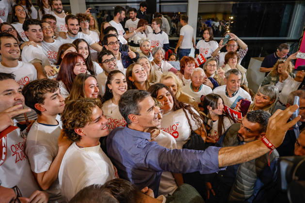 Sánchez Takes Part in a Pre-Campaign Event in Burgos Prime Minister Pedro Sánchez during a PSOE pre-campaign event at Fórum Evolución on October 21, 2026, in Burgos, Castile and León, Spain. This is Sánchez’s third visit to Castile and León since the election was called; the Socialist leader visited Ponferrada, León, last Sunday, October 11, for an event at La Térmica Cultural, and this Monday, the 19th, in Valladolid, he led an event at the Cúpula del Milenio on October 21, 2026, in Tomá, Burgos, Castile and León, Burgos, Castile and León, Spain Copyright: xTomasxAlonsox 7860104