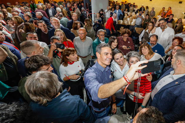 Sánchez Takes Part in a Pre-Campaign Event in Burgos Prime Minister Pedro Sánchez during a PSOE pre-campaign event at Fórum Evolución on October 21, 2026, in Burgos, Castile and León, Spain. This is Sánchez’s third visit to Castile and León since the election was called; the Socialist leader visited Ponferrada, León, last Sunday, October 11, for an event at La Térmica Cultural, and this Monday, the 19th, in Valladolid, he led an event at the Cúpula del Milenio on October 21, 2026, in Tomá, Burgos, Castile and León, Burgos, Castile and León, Spain  Copyright: xTomasxAlonsox 7860107
