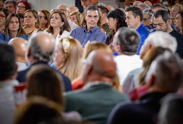 Sánchez Takes Part in a Pre-Campaign Event in Burgos Prime Minister Pedro Sánchez during a PSOE pre-campaign event at Fórum Evolución on October 21, 2026, in Burgos, Castile and León, Spain. This is Sánchez’s third visit to Castile and León since the election was called; the Socialist leader visited Ponferrada, León, last Sunday, October 11, for an event at La Térmica Cultural, and this Monday, the 19th, in Valladolid, he led an event at the Cúpula del Milenio on October 21, 2026, in Tomá, Burgos, Castile and León, Burgos, Castile and León, Spain  Copyright: xTomasxAlonsox 7860110