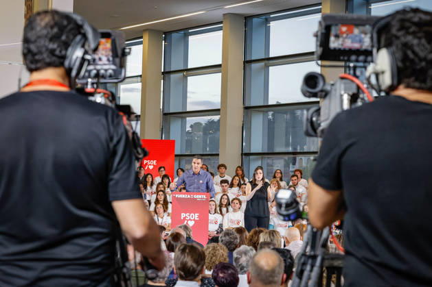 Sánchez Participates in a Pre-Campaign Event in Burgos Prime Minister Pedro Sánchez speaks during a PSOE pre-campaign event at Fórum Evolución on October 21, 2026, in Burgos, Castile and León, Spain. This is Sánchez’s third visit to Castile and León since the election was called; the Socialist leader visited Ponferrada, León, last Sunday, October 11, for an event at La Térmica Cultural, and this Monday, the 19th, in Valladolid, he led an event at the Cúpula del Milenio. October 21, 2026, Tomá, Burgos, Castile and León, Burgos, Castile and León, Spain Copyright: xTomasxAlonsox 7860095