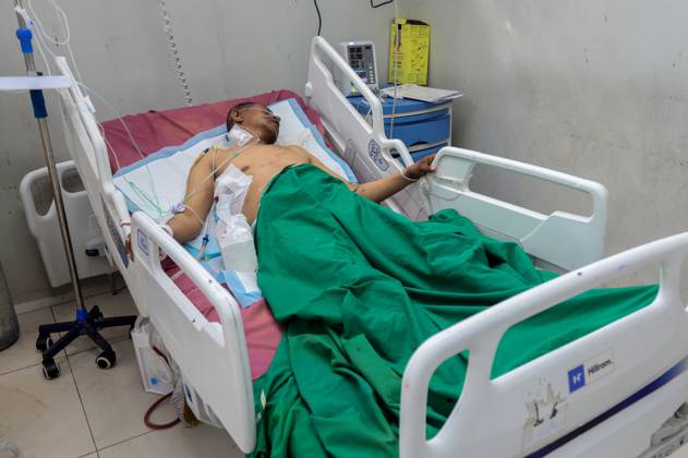 Healthcare crisis deepens in war-torn Yemeni city of Taiz TAIZ, YEMEN - OCTOBER 21: Wounded Yemeni civilians receive treatment under dire conditions at Al-Thawra Hospital, the city s largest public hospital, in Taiz, Yemen, on October 21, 2026. As intense clashes persist between Yemeni government forces and Iran-backed Houthi rebels for control of the strategically located province, healthcare facilities face severe disruption due to critical fuel shortages while thousands of displaced and conflict-affected families struggle to survive. Hamza Mustafa Anadolu Taiz Yemen. Editorial use only. Please get in touch for any other usage.  Copyright: x2026xAnadoluxHamzaxMustafax