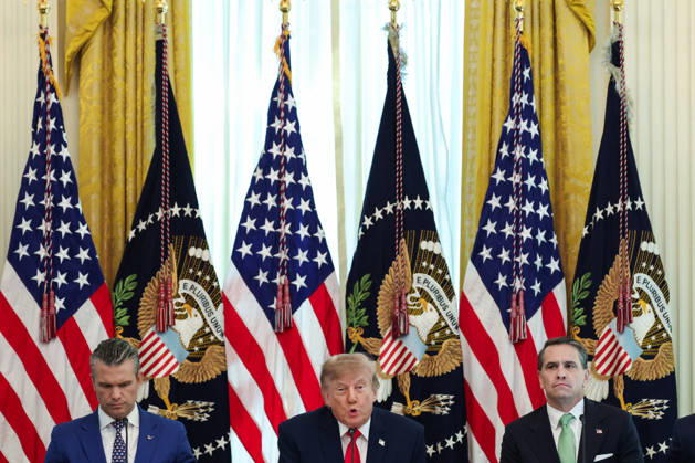 DC: President Trump Hosts Roundtable on Cybercrime at White House Pete Hegseth, Secretary of Defense, President Donald Trump and Todd Blanche, U.S. Attorney General, during a roundtable discussion on cybercrime in the East Room of the White House on October 21, 2026 in Washington, D.C. The administration is fighting back against foreign-based organized criminal organizations that exploit Americans in cyberspace and their scam centers and fraud schemes. (Photo by Samuel Corum Pool ABACAPRESS.COM) Washington DC United States  Copyright: xPool ABACAx