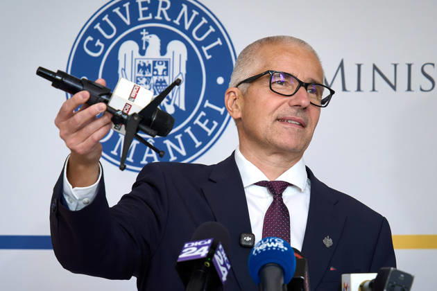 Radu Marinescu, Romanian Minister of Justice, Press Conference Bucharest, Romania. 21st Oct, 2026: Radu Marinescu, Minister of Justice, hands back a fallen microphone during a press conference at the ministry s headquarters. Bucharest Romania Copyright: xLucianxAlecux