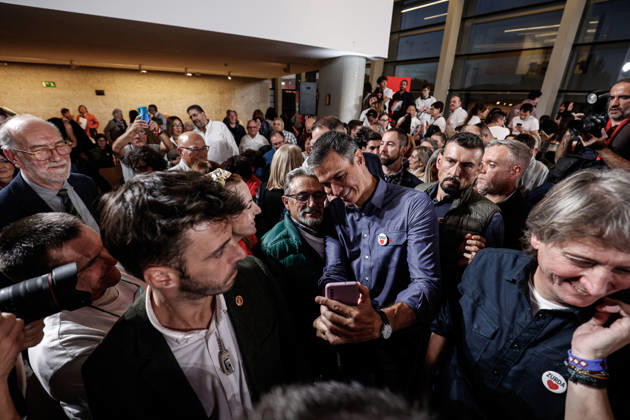 October 21, 2026, Burgos, Spain, Spain: Pedro Sanchez takes a photo with a supporter. Burgos Spain - ZUMAc250 20261021_zip_c250_005 Copyright: xJorgexContrerasxSotox