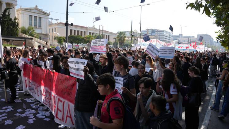 October 21, 2026, Athens, Greece: ATHENS, GREECE, OCTOBER 21, 2026: Students and educators march through central Athens towards the Greek Parliament during nationwide education protests and teachers™ strike action. Demonstrators demand increased public education funding, improved school facilities, smaller classes and higher teachers™ salaries, while opposing education privatisation. Athens Greece - ZUMAq101 20261021_zna_q101_246 Copyright: xVedatxYelerx