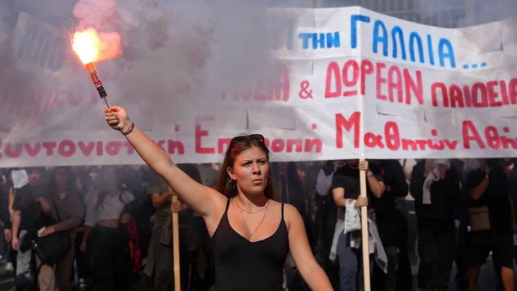 Athens Students And Teachers Protest ATHENS, GREECE, OCTOBER 21, 2026: Students and educators march through central Athens towards the Greek Parliament during nationwide education protests and teachers™ strike action. Demonstrators demand increased public education funding, improved school facilities, smaller classes and higher teachers™ salaries, while opposing education privatisation. Athens Greece Copyright: x xVedatxYelerx xJNAxPressx