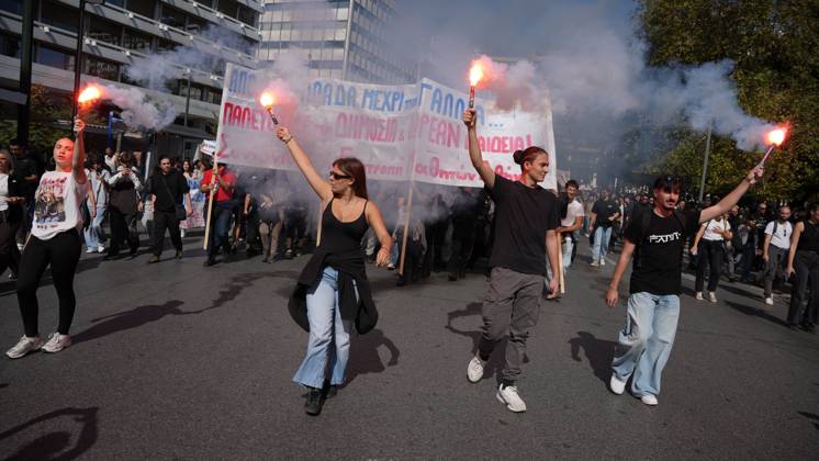 Athens Students And Teachers Protest ATHENS, GREECE, OCTOBER 21, 2026: Students and educators march through central Athens towards the Greek Parliament during nationwide education protests and teachers™ strike action. Demonstrators demand increased public education funding, improved school facilities, smaller classes and higher teachers™ salaries, while opposing education privatisation. Athens Greece Copyright: x xVedatxYelerx xJNAxPressx